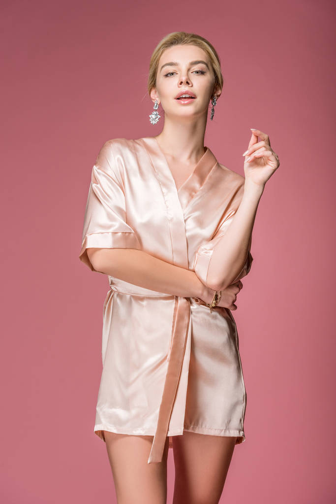 jovem atraente posando em robe de seda, isolado em rosa
 - Foto, Imagem
