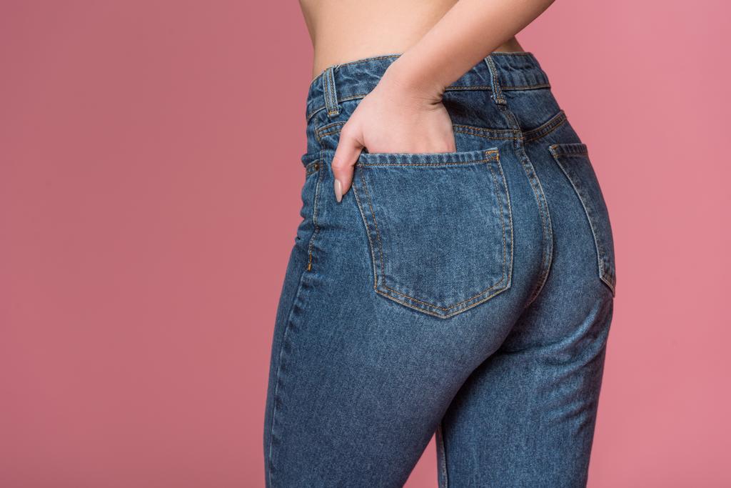vista cortada de nádegas femininas em jeans, isolado em rosa
 - Foto, Imagem