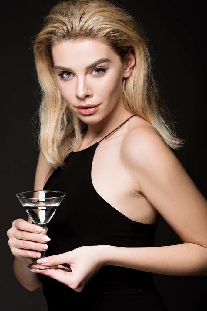 kaunis nainen tyttö musta mekko poseeraa cocktail lasi eristetty musta
 - Valokuva, kuva