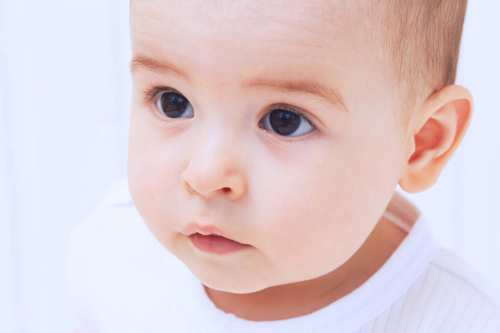 Mooie baby portret op witte achtergrond - Foto, afbeelding