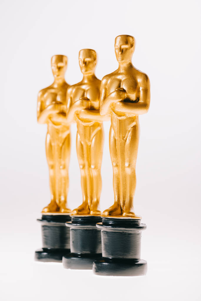 KYIV, UKRAINE - TAMMIKUU 10, 2019: kiiltävät kultaiset Oscar-palkinnot eristetty valkoisella - Valokuva, kuva