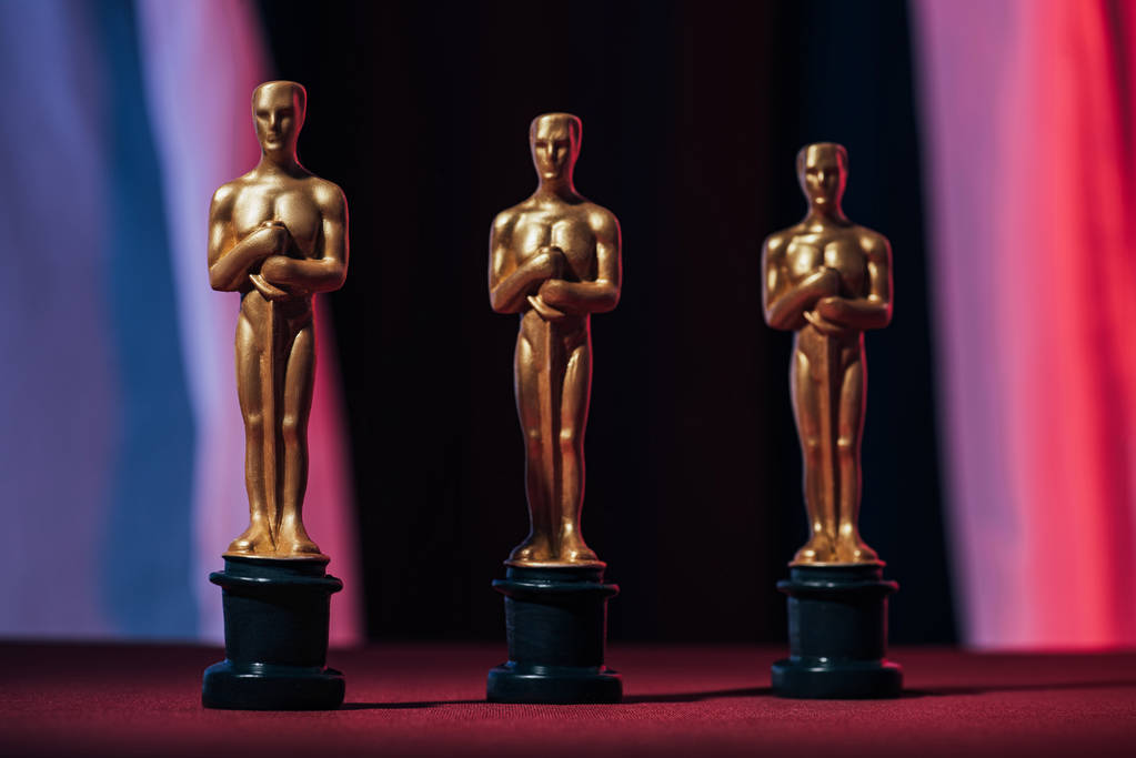 KYIV, UCRAINA - 10 GENNAIO 2019: luccicanti statuette del premio Oscar d'oro su sfondo nero - Foto, immagini