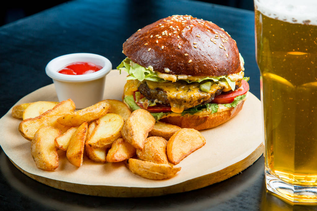 Гамбургер с мясом, картошка фри и стакан пива.
 - Фото, изображение