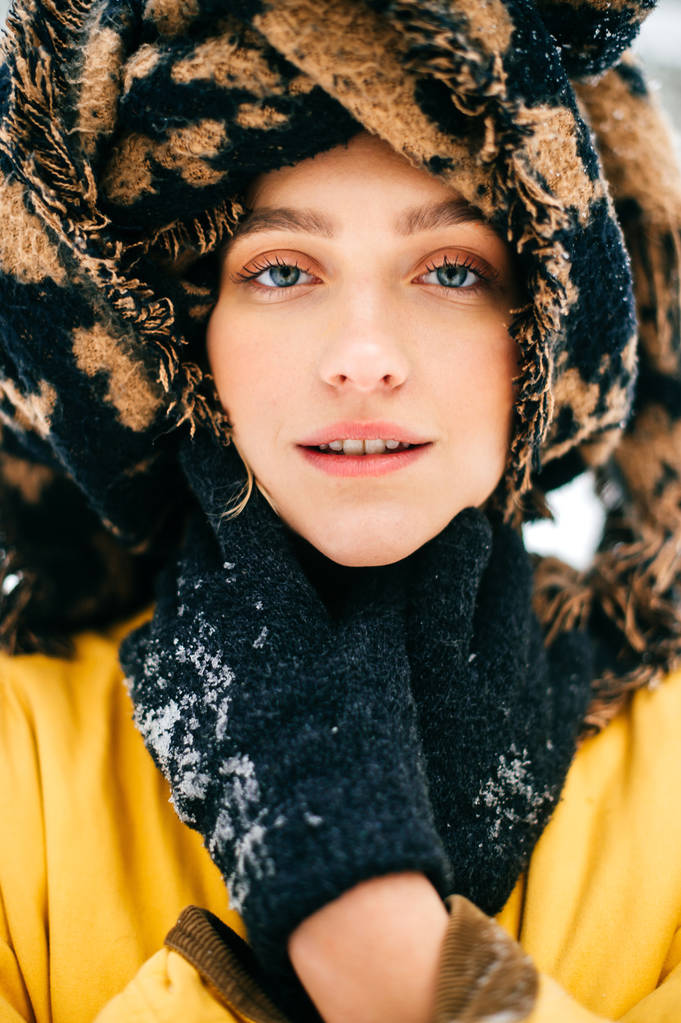 portrét krásné ženy s šátkem v zimě lese - Fotografie, Obrázek