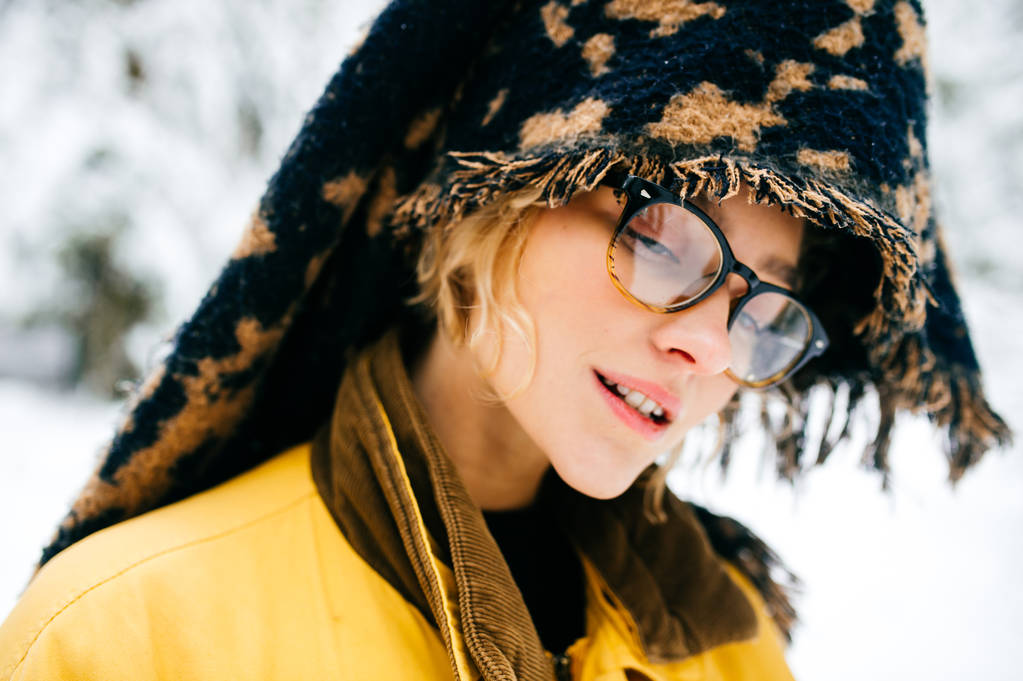 muotokuva kaunis nainen silmälasit talvella
 - Valokuva, kuva