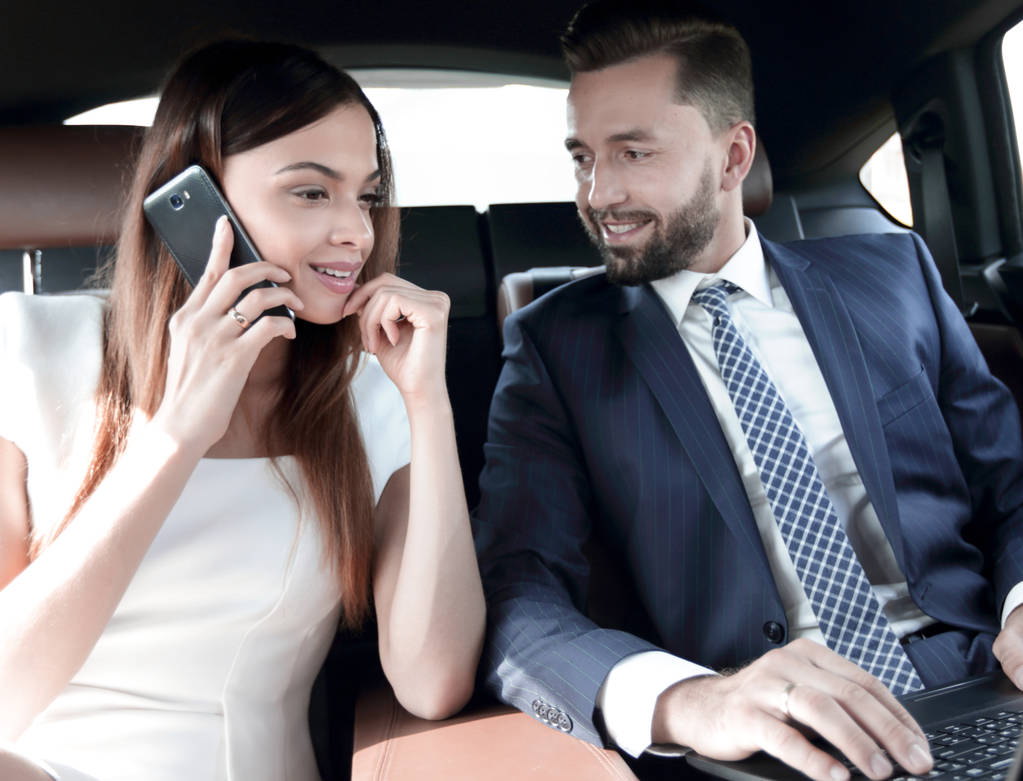 Geschäftsfrau telefoniert auf dem Rücksitz des Autos - Foto, Bild