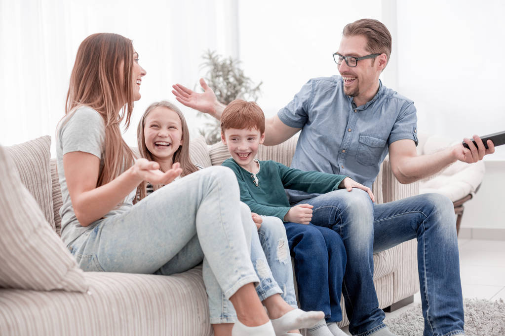 iloinen perhe istuu sohvalla olohuoneessa - Valokuva, kuva