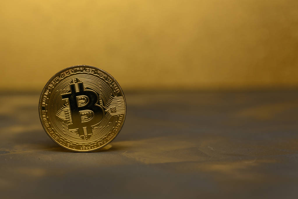  bitcoin złote stoisko na ciemnym tle - Zdjęcie, obraz
