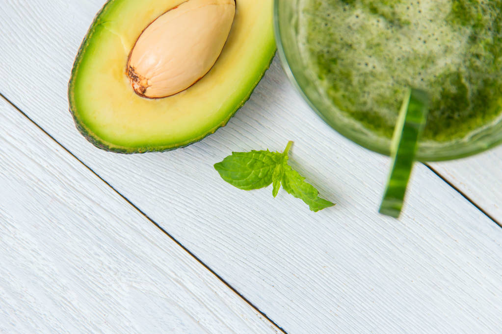 Здоровый зеленый смузи с ингредиентами на белом деревянном фоне
 - Фото, изображение