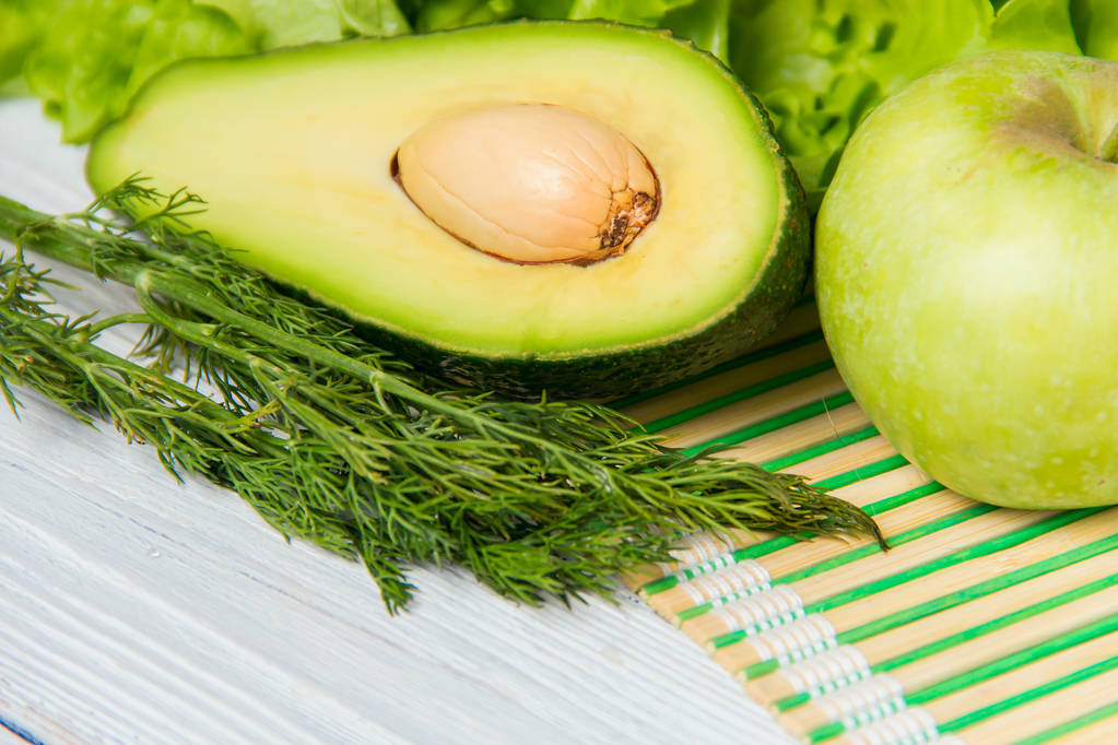 copyspace と竹ナプキンに緑の健康食品 - 写真・画像