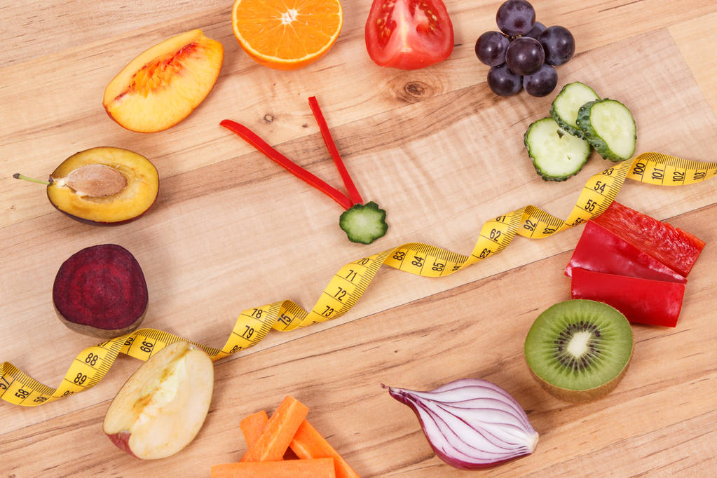 Свежие спелые фрукты с овощами и сантиметром. Здоровый спортивный образ жизни и концепция питания
 - Фото, изображение