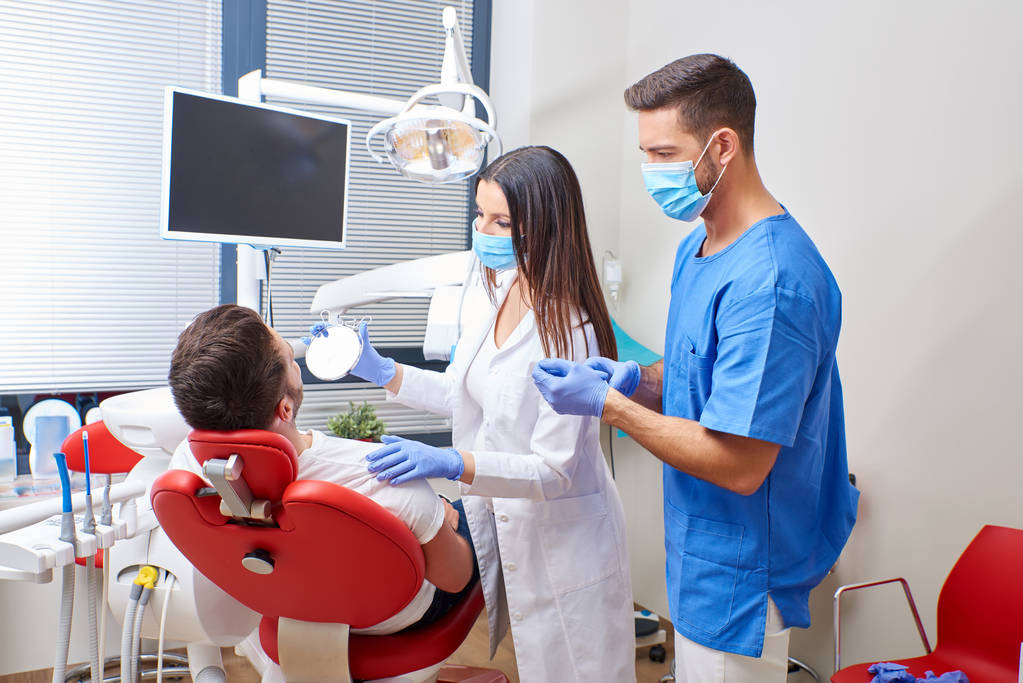 Dentysta, badając pacjenta - Zdjęcie, obraz