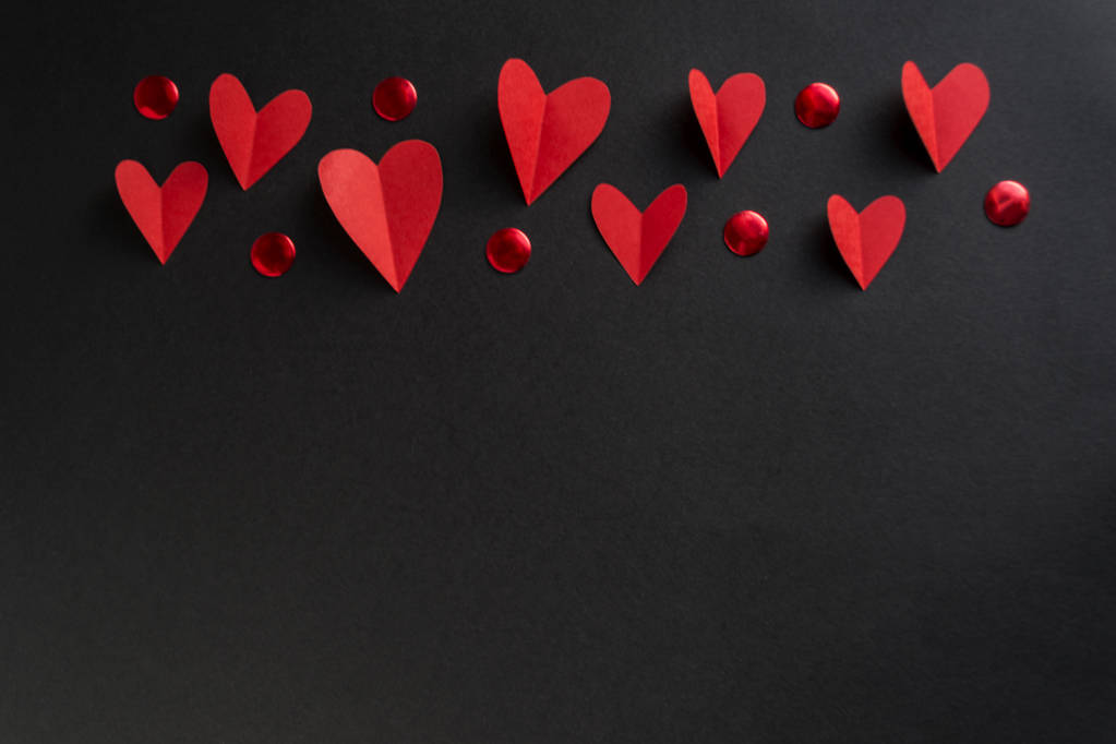 Valentinstag Hintergrund, Rand rotes Herz auf schwarzem Tisch, Vintage-Stil, flache Lage. Draufsicht mit Platz für Ihre Grüße - Foto, Bild