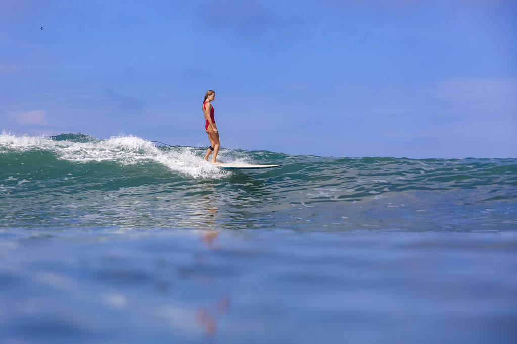 junge Frau auf blauer Welle - Foto, Bild