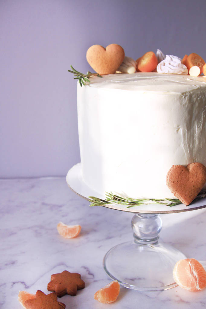 Kuchen mit Ingwerplätzchen, Marshmallows, Mandarinen - Foto, Bild