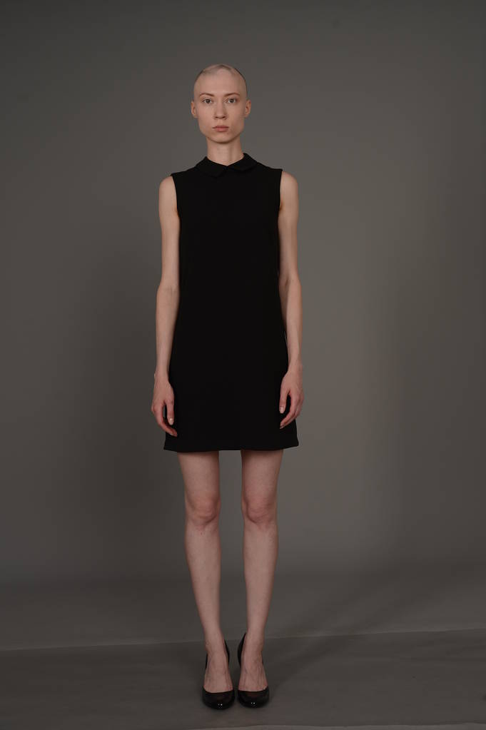 Glatzkopf posiert im Studio im schwarzen Kleid - Foto, Bild