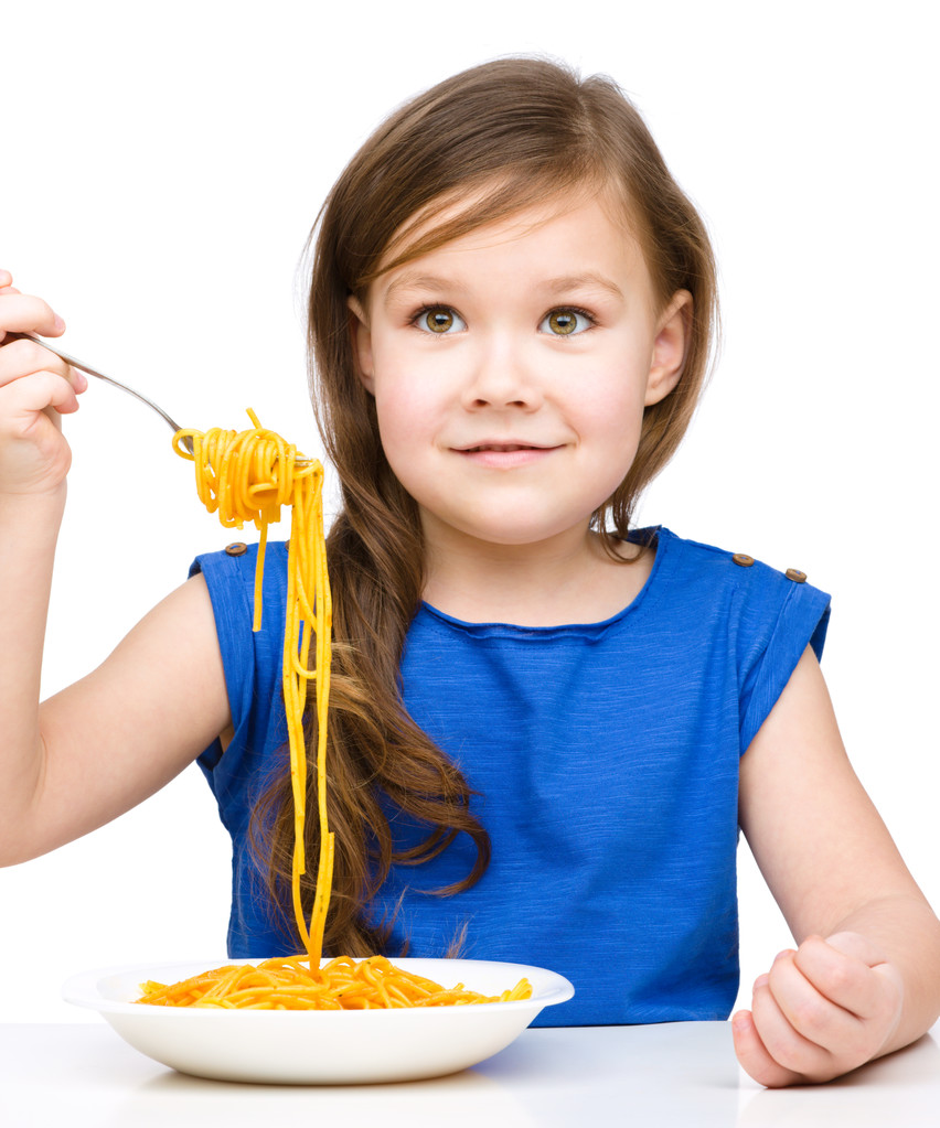 La niña está comiendo espaguetis.
 - Foto, imagen