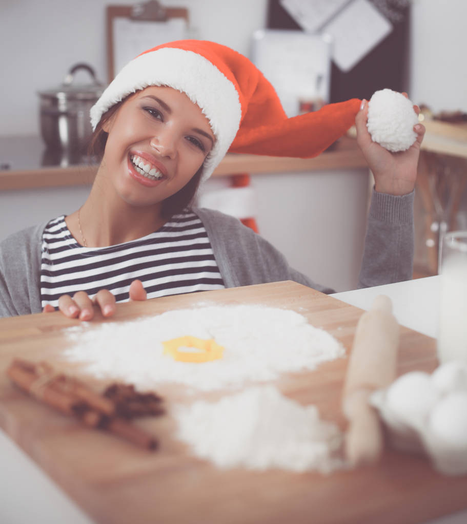 Donna che fa biscotti di Natale in cucina - Foto, immagini