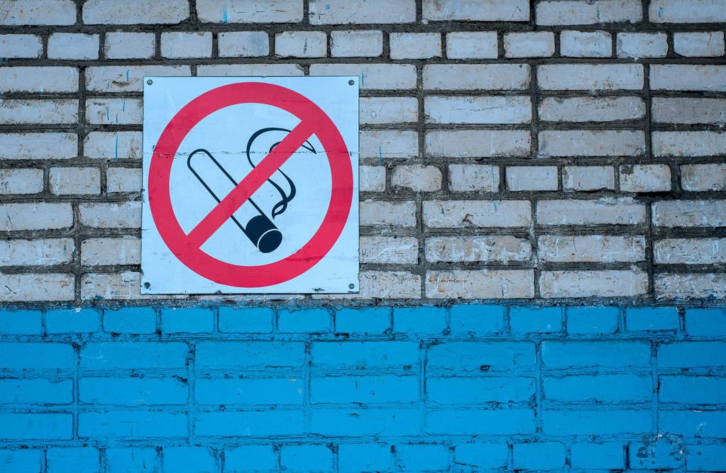 on a brick wall a sign of smoking is forbidden - Photo, Image