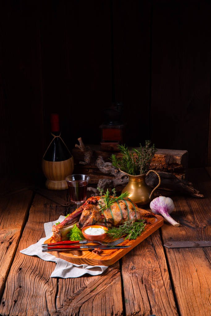Αρνί ψητό ώμο με δενδρολίβανο κοκκινιστό στο φούρνο - Φωτογραφία, εικόνα