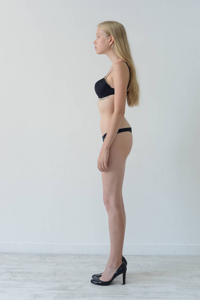 modelo testa menina em lingerie preta com tatuagem posando no estúdio em fundo cinza
 - Foto, Imagem