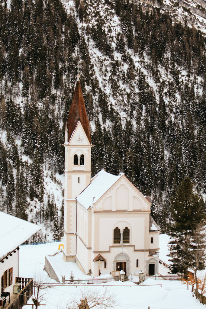 冬の風景の美しいアルペン藁葺き Trafoi の Trafoi, イタリア - 03 20 2013: ビュー - 写真・画像
