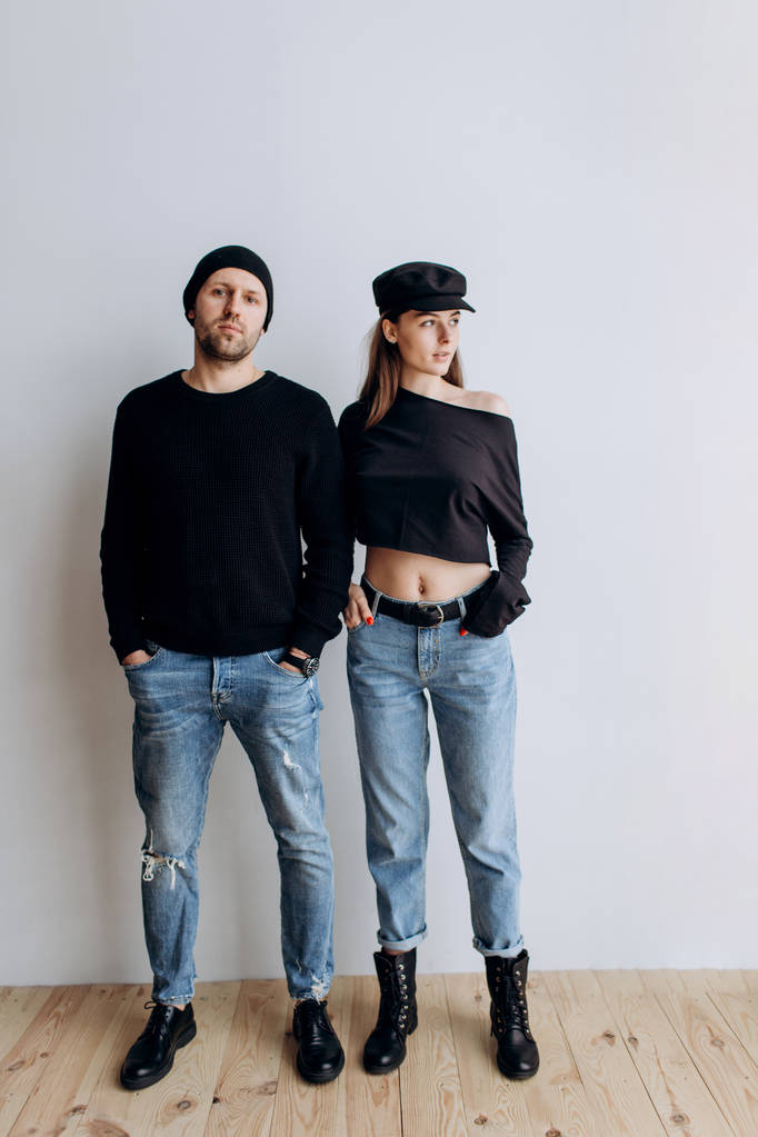 Deux modèles hipster : un homme et une femme en t-shirt blanc noir, un jean et une pose. dans un chapeau noir, casquette, amour, bisous
 - Photo, image