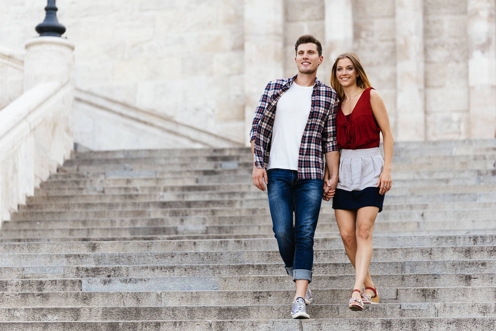 romantisches junges Paar beim Spaziergang in der Stadt. Beziehungskonzept. - Foto, Bild