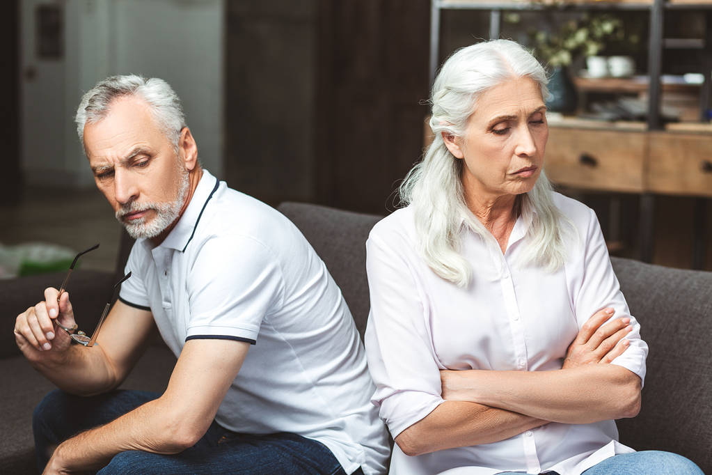 Senioren-Paar mit Beziehungsproblemen sitzt Rücken an Rücken auf der Couch - Foto, Bild