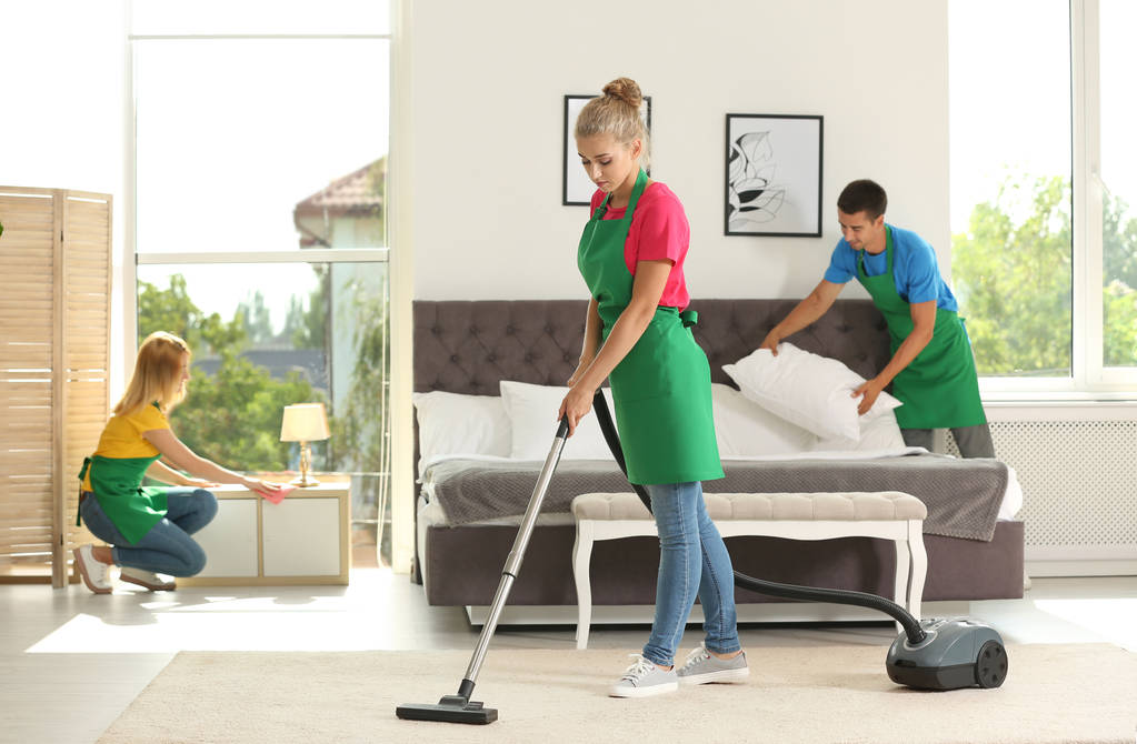 Joukkue ammatillinen talonmiehet yhtenäinen puhdistus makuuhuone
 - Valokuva, kuva