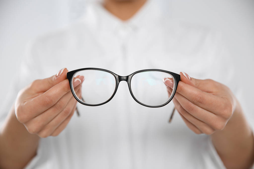 oftalmologo femminile con occhiali in clinica, primo piano
 - Foto, immagini