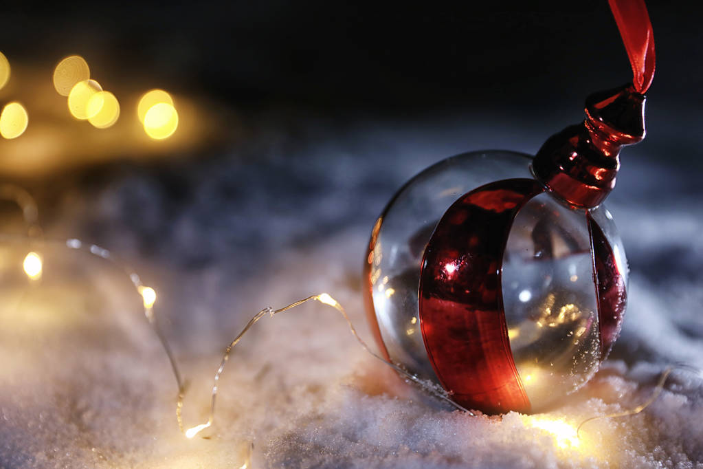 Palla di Natale e fata luci sulla neve bianca all'aperto. Spazio per testo
 - Foto, immagini