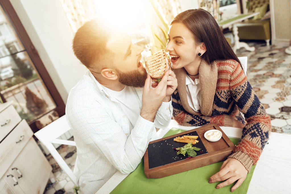 Hombre y mujer felices almorzando en un restaurante
 - Foto, Imagen