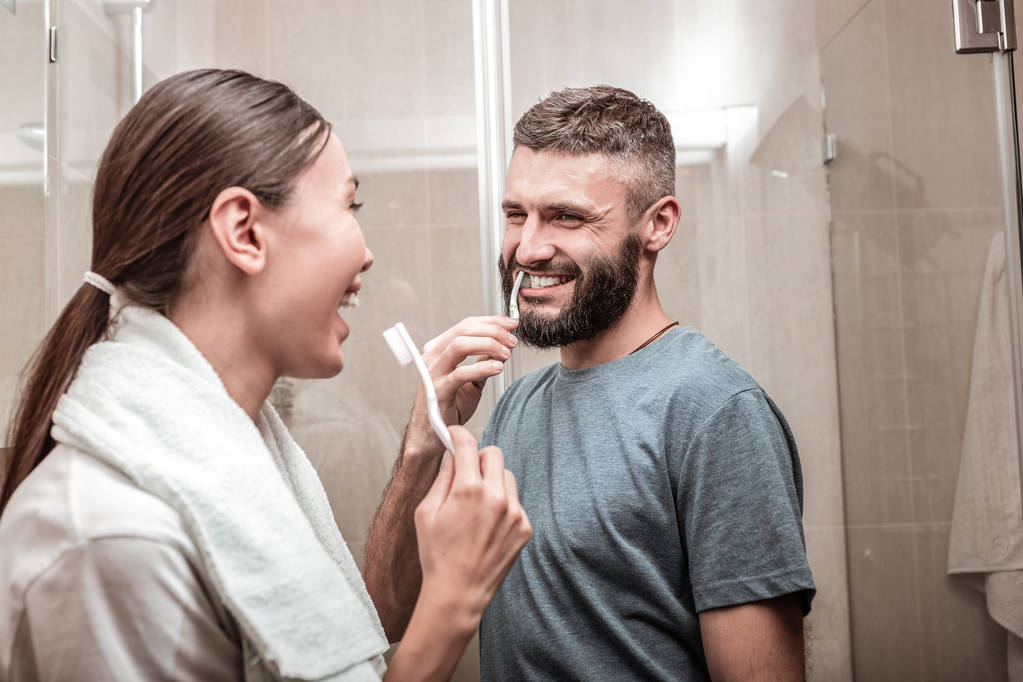 Linda pareja riendo luchando por el baño en la mañana
 - Foto, imagen