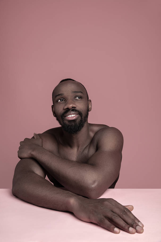 Close up ritratto di un giovane uomo africano nudo al chiuso
 - Foto, immagini
