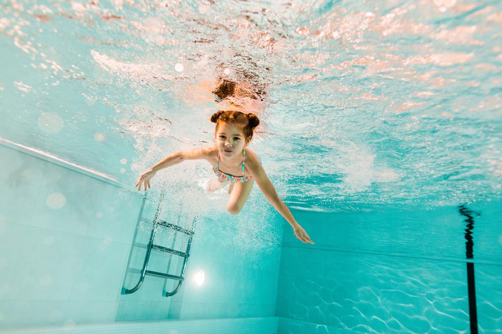 adorable kid pływanie pod wodą w czystej wody w basenie  - Zdjęcie, obraz