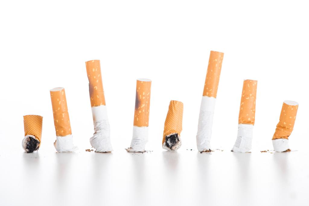Studio shot de mégots de cigarette isolés sur blanc, arrêter de fumer concept
 - Photo, image