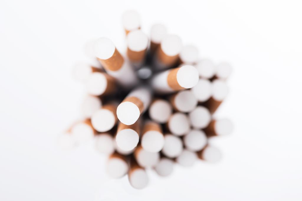 Sigara ile seçici odak üzerinde beyaz izole üstten görünüm - Fotoğraf, Görsel
