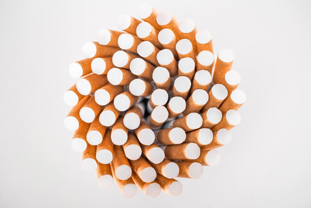 Flat lay com um monte de cigarros isolados em cinza
 - Foto, Imagem