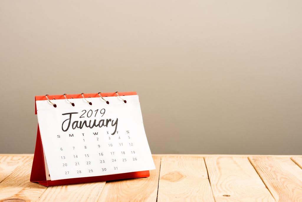 kalender met 'januari 2019' geïsoleerd op beige met kopie ruimte belettering - Foto, afbeelding