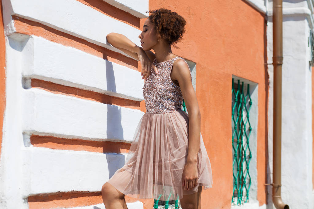 Porträt einer afrikanischen Model-Frau in rosa Kleid, Sommer Straße im Freien - Foto, Bild