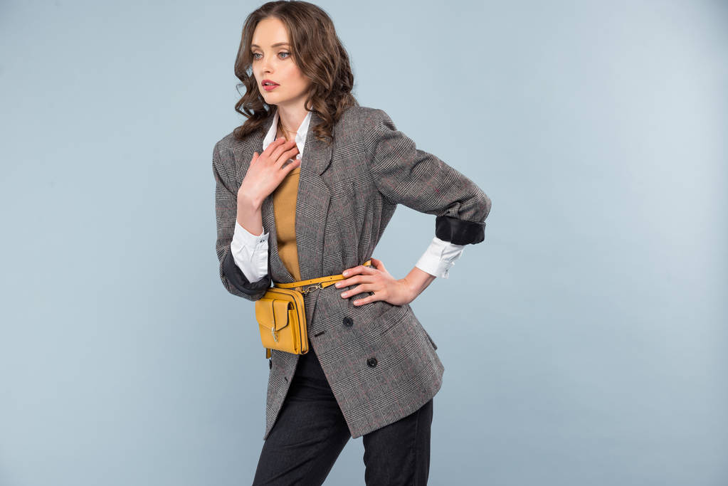 krásná stylová žena v formální oblečení s rukou na hip představuje samostatný Grey - Fotografie, Obrázek