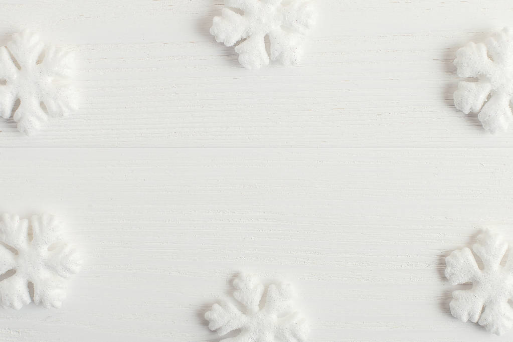 Fiocchi di neve bianchi su un tavolo di legno. Concetto di Natale in colori vivaci. Copia spazio
. - Foto, immagini