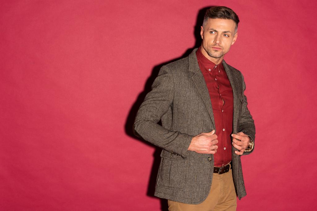 elegantní muž ve formální oblečení, úprava bunda na červeném pozadí - Fotografie, Obrázek