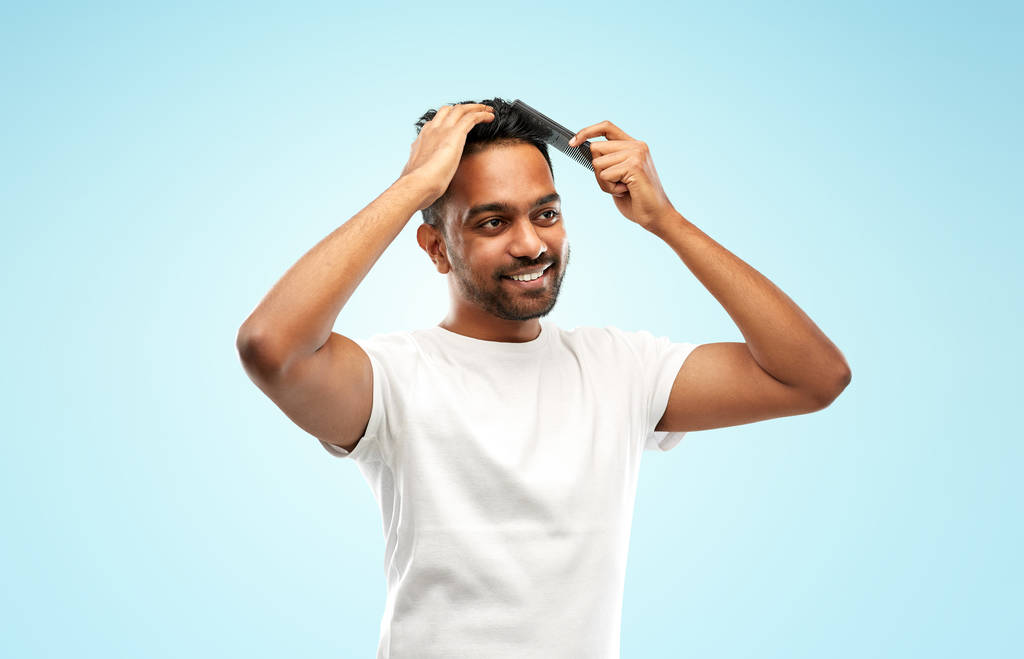 Happy indian man Szczotkowanie włosów z grzebieniem - Zdjęcie, obraz