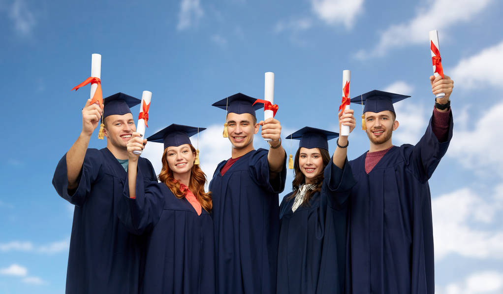 випускники в мінометних дошках з дипломами
 - Фото, зображення