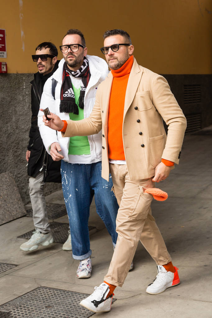 MILANO, ITALIA - 12 GENNAIO: Le persone alla moda posano fuori dalla sfilata di Magliano durante la Milano Men's Fashion Week il 12 GENNAIO 2019 a Milano
. - Foto, immagini