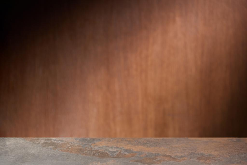 enfoque selectivo de mesa texturizada con pared de madera sobre fondo
 - Foto, imagen