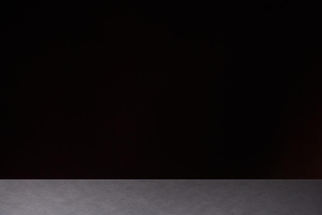 mesa de piedra gris texturizada aislada en negro
  - Foto, Imagen