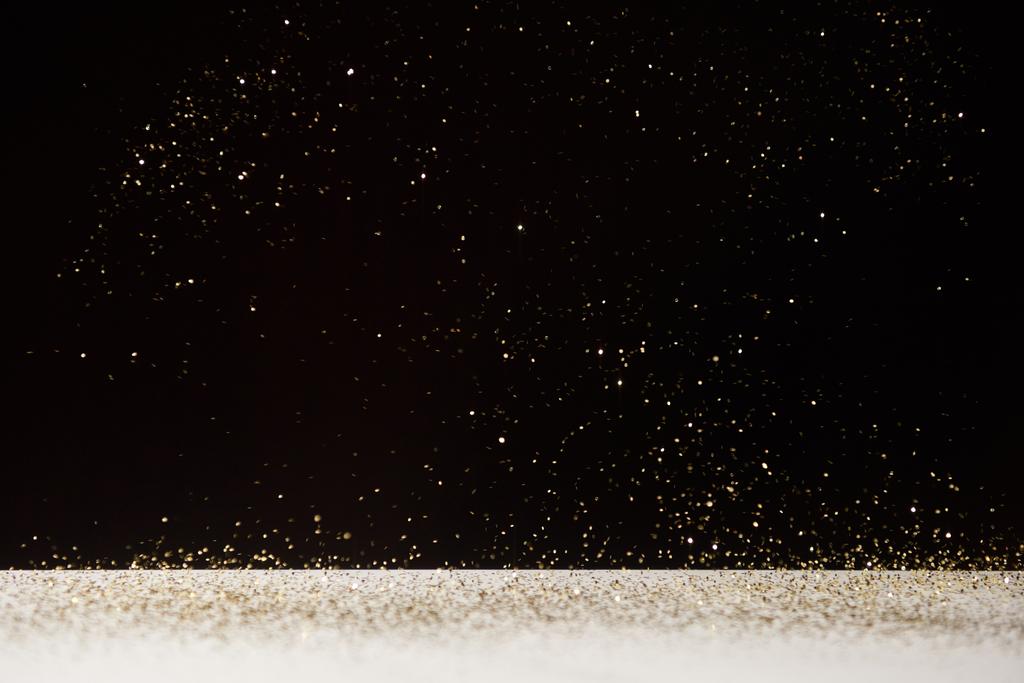 witte tabel met helder glanzende sparkles geïsoleerd op zwart  - Foto, afbeelding